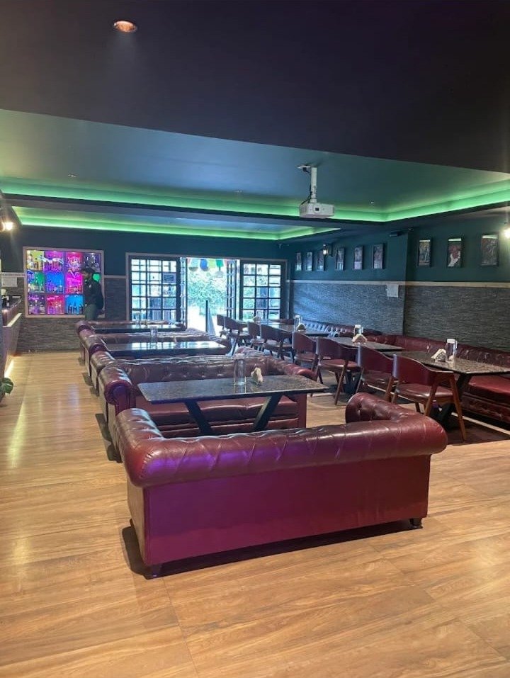 Lounge with leather sofas