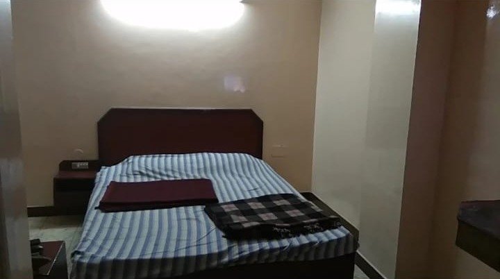 Classic double room with bedside table